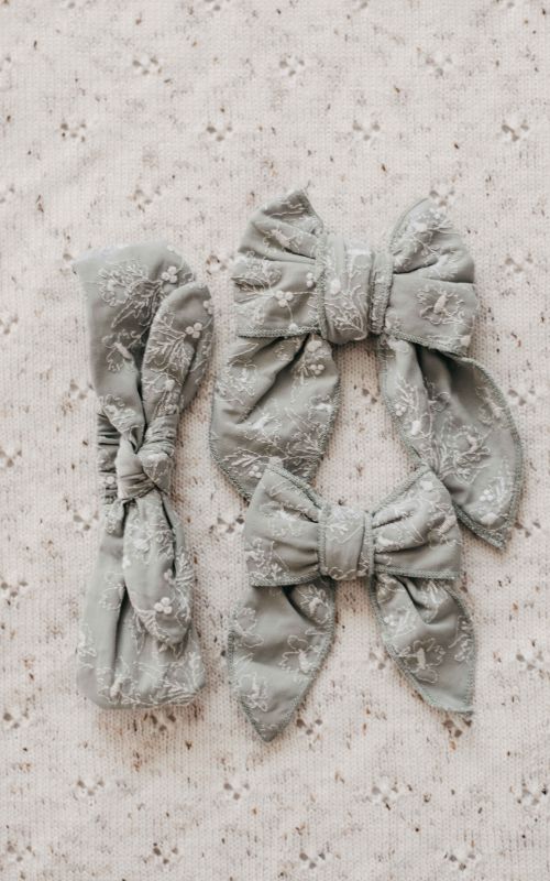 Bencer & Hazelnut Holly Bows